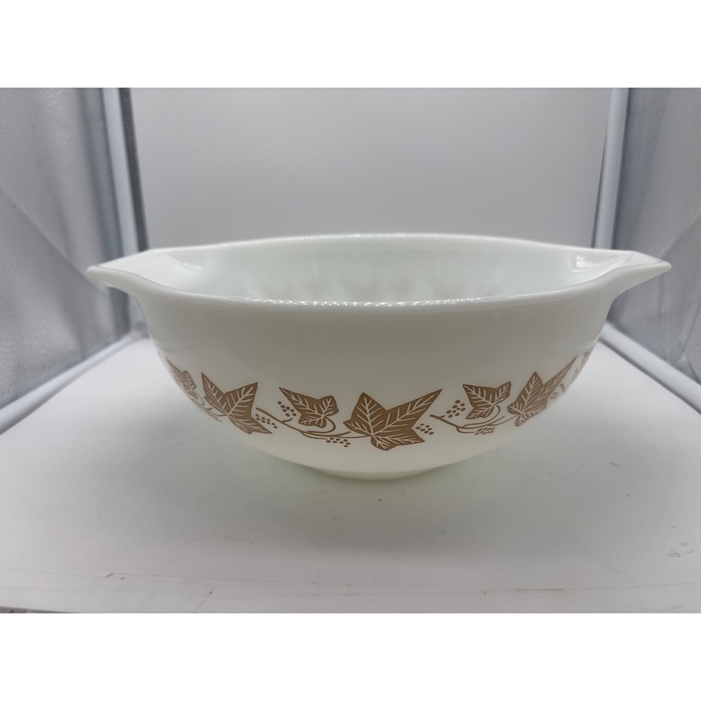 Vintage Pyrex Sandalwood 443 Cinderella Mixing Bowl 2.5 Qt Tan Ivy Leaves White